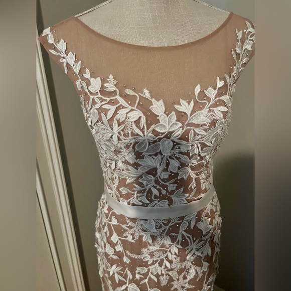 Elegant Floral Lace Evening Gown - Picture 3 of 7